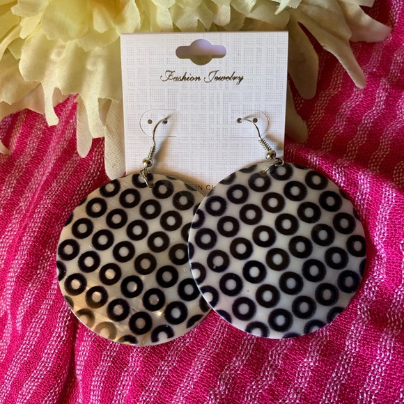 Jewelry - Circles Shell Earrings
